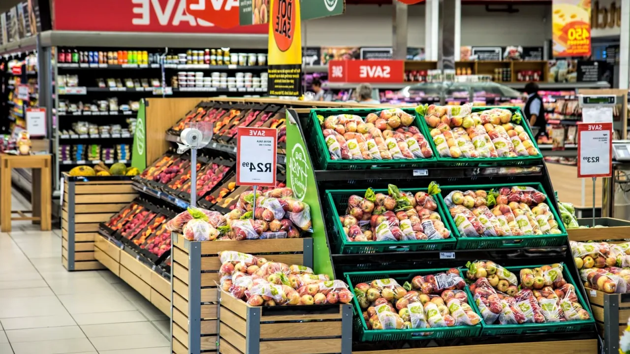 Market rafında bakliyat ürünleri