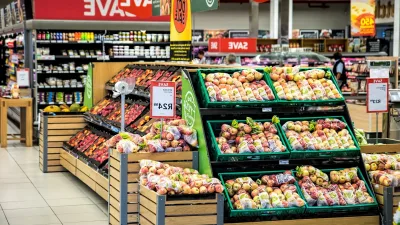 Market rafında bakliyat ürünleri